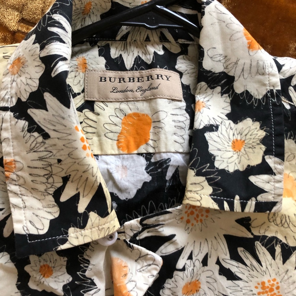 *** Burberry daisy print utility tee shirt ***